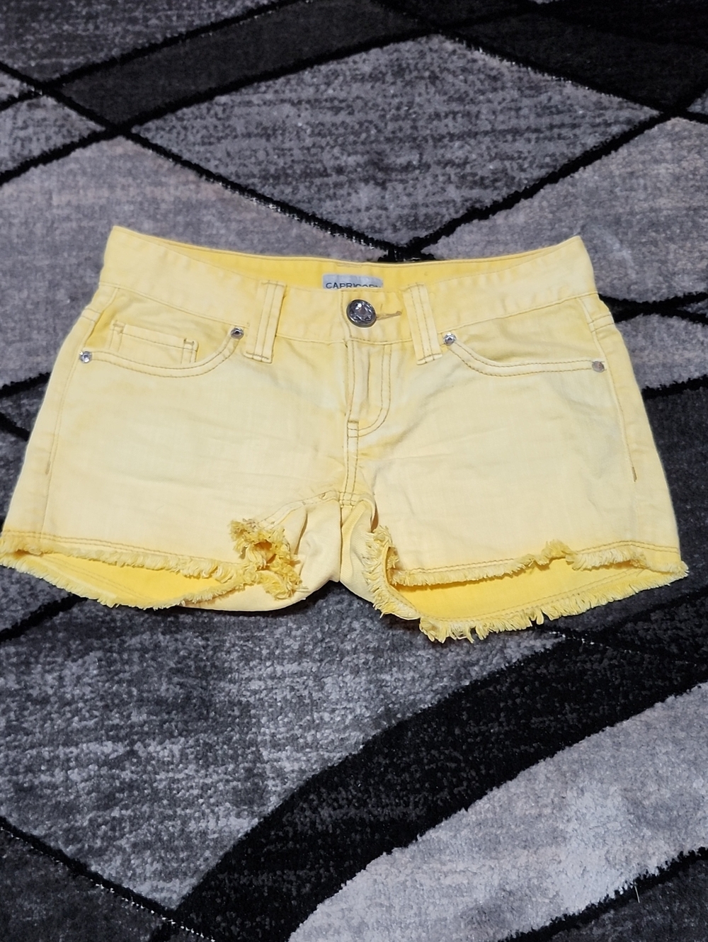 BUCKLE DAYTRIP CARICORN BURN-OUT YELLOW RHINESTONES RAW-EDGE DENIM SHORTS